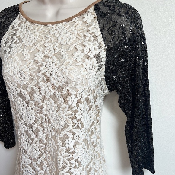 BKE Buckle floral lace sequin stretchy scoop neck elbow sleeve top… - Picture 3 of 9
